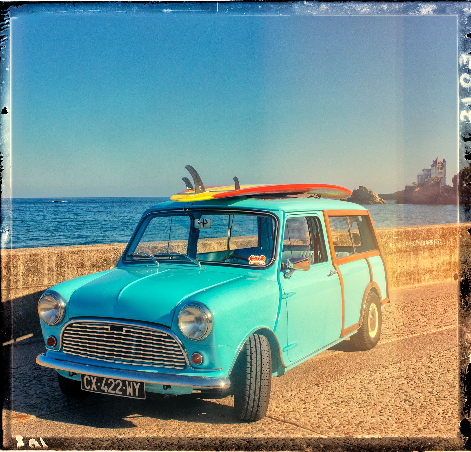 Mini turquoise Côte B avec des planches de surf, face à l'océan à Biarritz